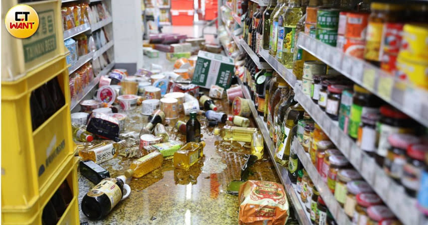 今天上午八點左右傳出發生大地震，規模超過七級，由於台北震度超過四級以上，許多超市貨架上物品都被震飛，傳出零星災情（圖/劉耿豪攝）