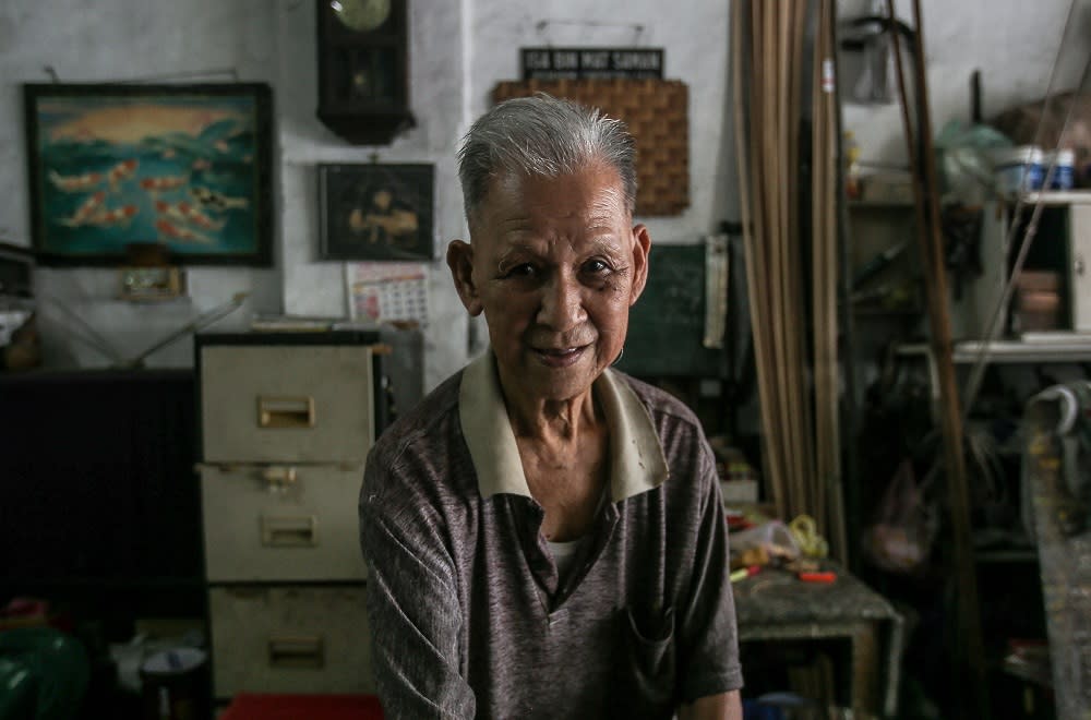 Chick blinds weaver Lau Chee Wah is the last in his family of 11 siblings to be involved in the weaving business. ― Pictures by Farhan Najib