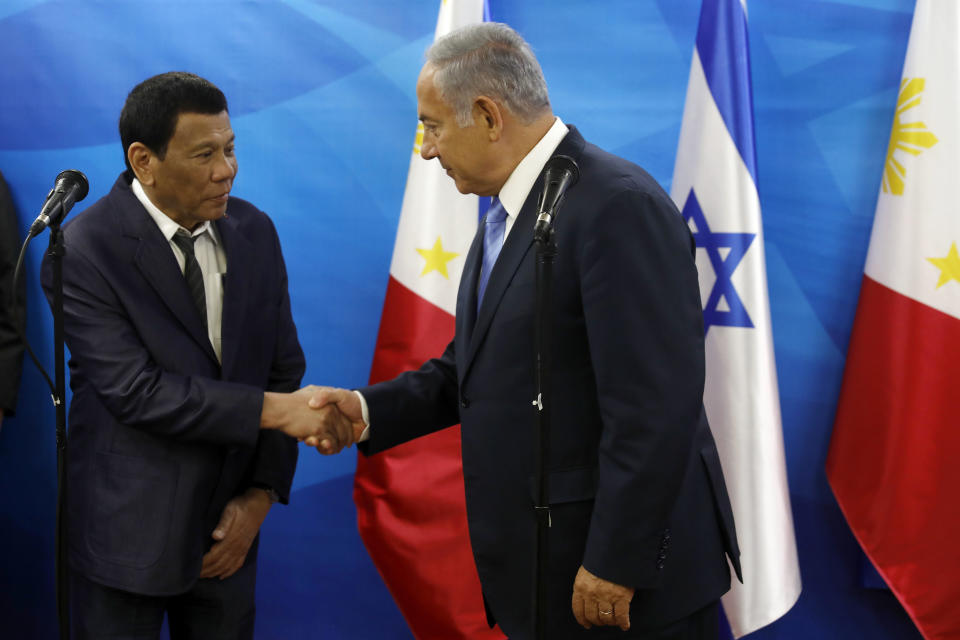 Israeli Prime Minister Benjamin Netanyahu, right, shakes hands with Philippine President Rodrigo Duterte during their meeting in Jerusalem on Monday, Sept. 3, 2018. (Ronen Zvulun/Pool Photo via AP)