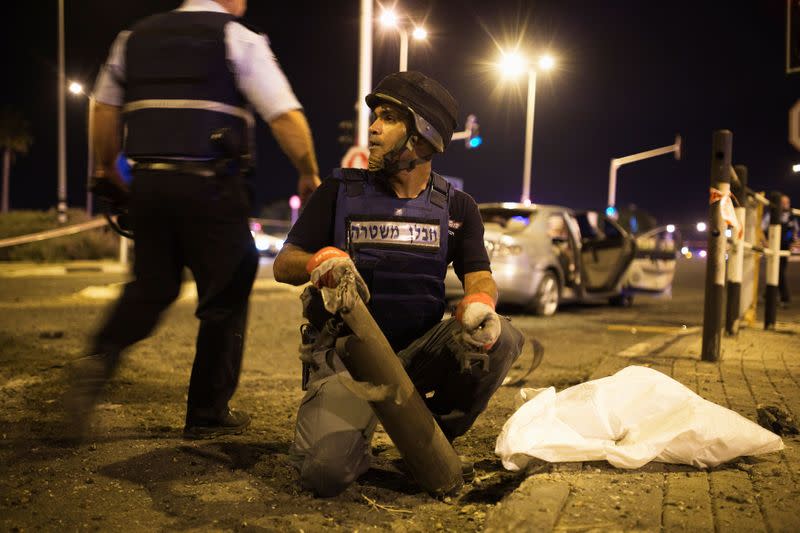 Imagen de archivo de un experto en explosivos de la policía israelí retirando los restos de un cohete lanzado desde Gaza, luego de que estalló en la sureña ciudad de Gan Yavne