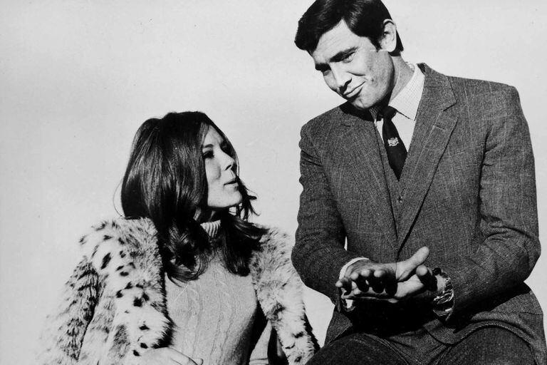 George Lazenby, que una sola vez fue James Bond, junto a Diana Rigg, su co-protagonista en Al servicio secreto de su Majestad