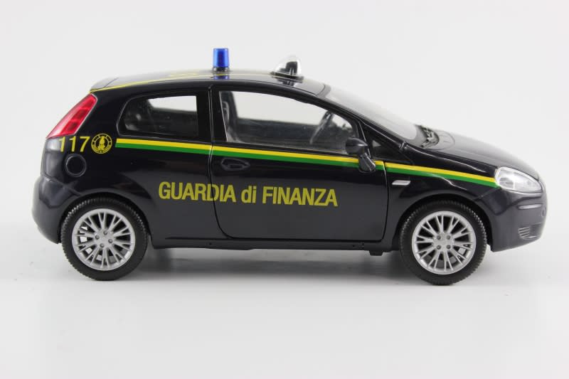 <b>Guardia di Finanza, stop agli “eccentrici”</b><br><br> Il tatuaggio “eccentrico e visibile” è incompatibile anche per gli aspiranti finanzieri. L’accesso è regolamentato dall’articolo 3, comma 4, del Decreto Ministeriale 17 maggio 2000 che vieta i tattoo. Da segnalare però una sentenza (30 settembre 2010) sulla base di un ricorso fatto proprio da un aspirante finanziere, che segna un altro punto a favore degli amanti del tattoo. Secondo il Tar del Lazio è “onere per l’amministrazione di specificare, con adeguata motivazione, le ragioni in base alle quali la presenza di un tatuaggio possa assurgere a causa di non idoneità all’arruolamento, avuto riguardo ai precisi parametri di valutazione indicati nella normativa di riferimento”.