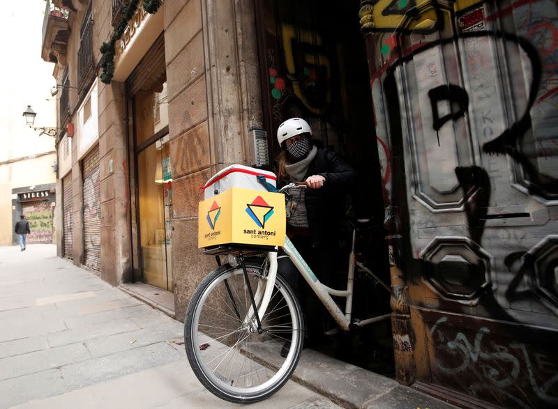 Geraldine Caillaud, miembro de la firma de reparto en bicicleta Les Mercedes, sale de la oficina en el centro de Barcelona