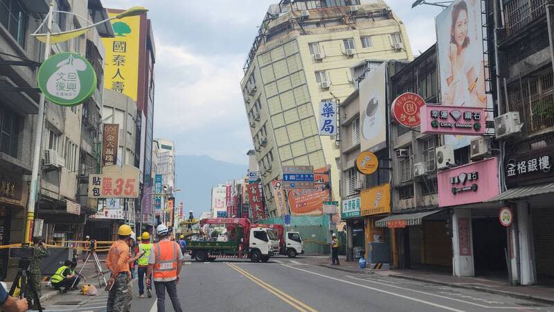 花蓮市富凱大飯店因23日凌晨強震傾倒，有倒塌風險，工程人員上午將進行填土及支撐作業。 中央社記者張祈攝  113年4月23日