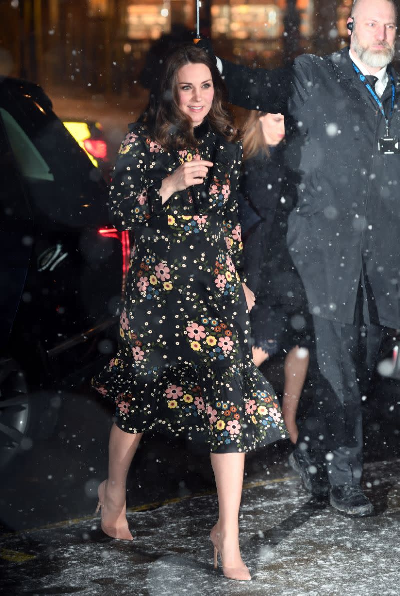 Pregnant Kate Middleton steps into snowstorm without a coat