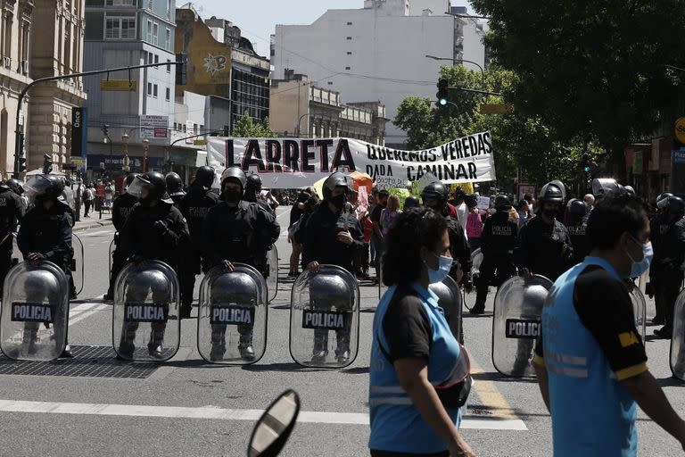 Tensión entre comerciantes y manteros en la zona de Once