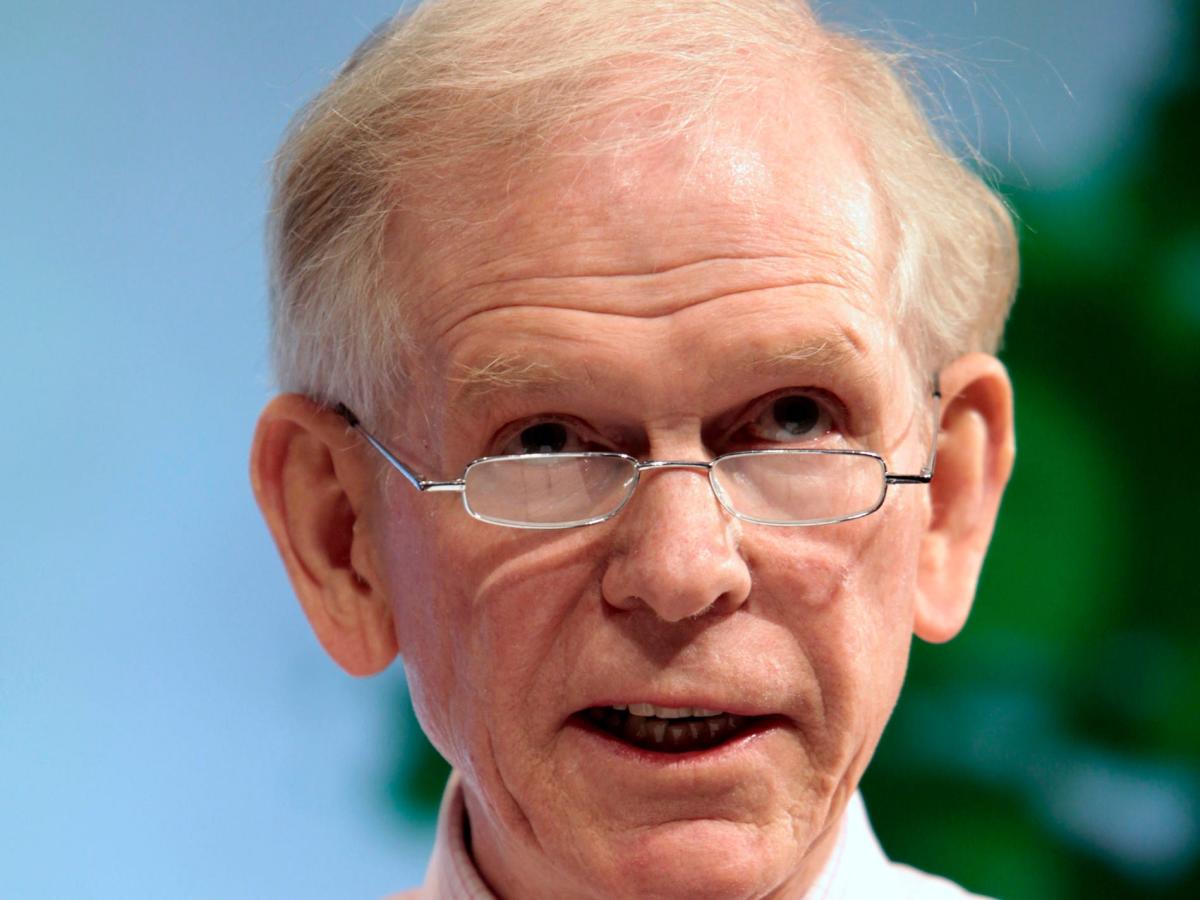 Jeremy Grantham warns US house prices will drop, the S&P 500 could plunge 52%, and more banking problems may lie ahead