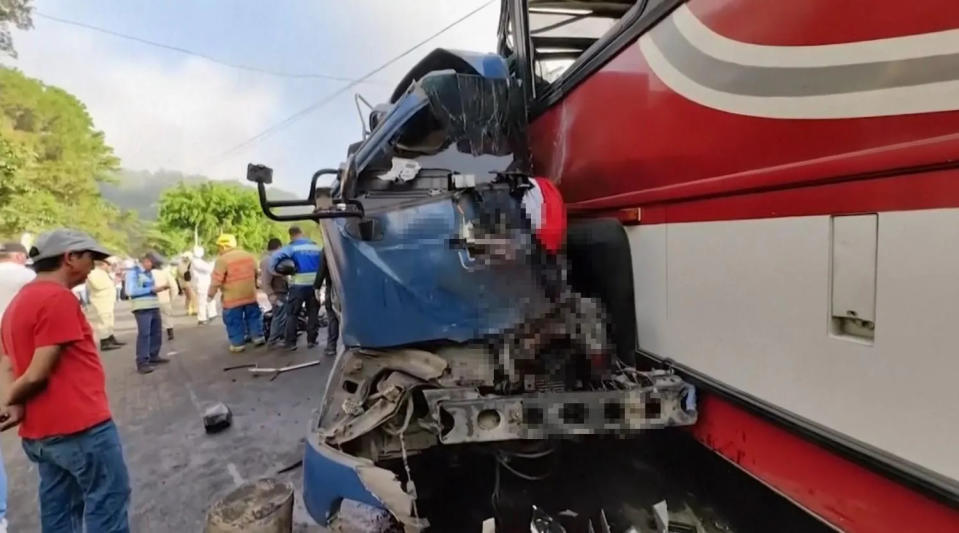 <strong>宏都拉斯巴士對撞意外，導致至少17人死亡。（圖／美聯社）</strong>