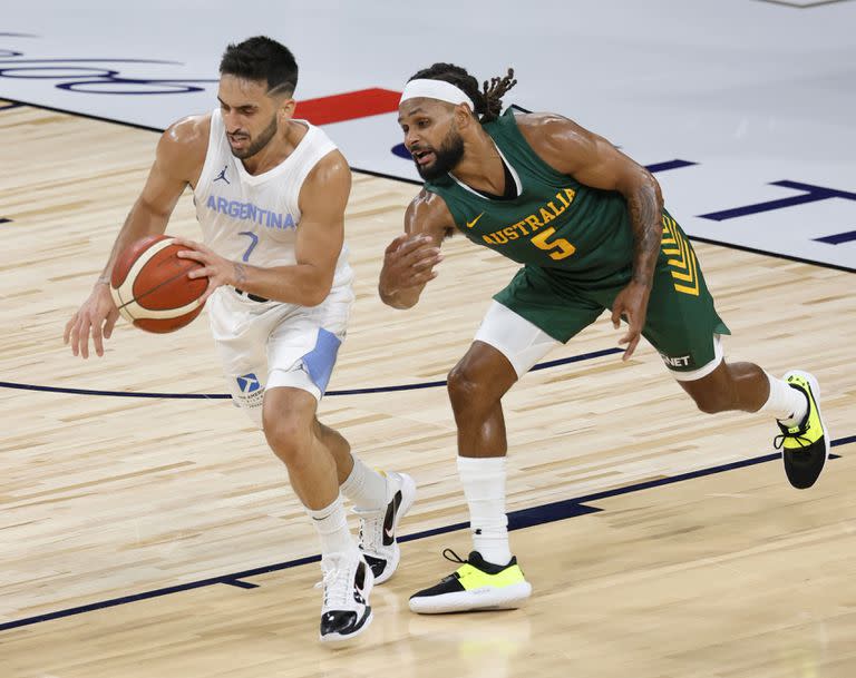 Facundo Campazzo # 7 de Argentina trae el balón a la cancha por delante de Patty Mills # 5 de los Boomers de Australia durante un juego de exhibición en Michelob ULTRA Arena antes de los Juegos Olímpicos de Tokio el 10 de julio de 2021 en Las Vegas, Nevada. Australia derrotó a Argentina 87-84.