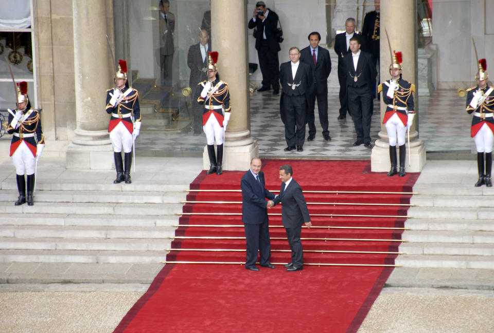 <b>16 mai 2007. La passation de pouvoir avec Jacques Chirac.</b> <br> Nicolas Sarkozy devient ce jour-là le 23e président de la République française, le 6e sous la Ve République. Il rencontre un peu plus tard à Berlin la chancelière allemande Angela Merkel. Le lendemain, le 17 mai, il nomme François Fillon comme Premier ministre. AFP