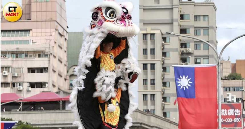 國立傳統藝術中心以台灣特色獅陣集結18頭不同風格的舞獅主題開場。