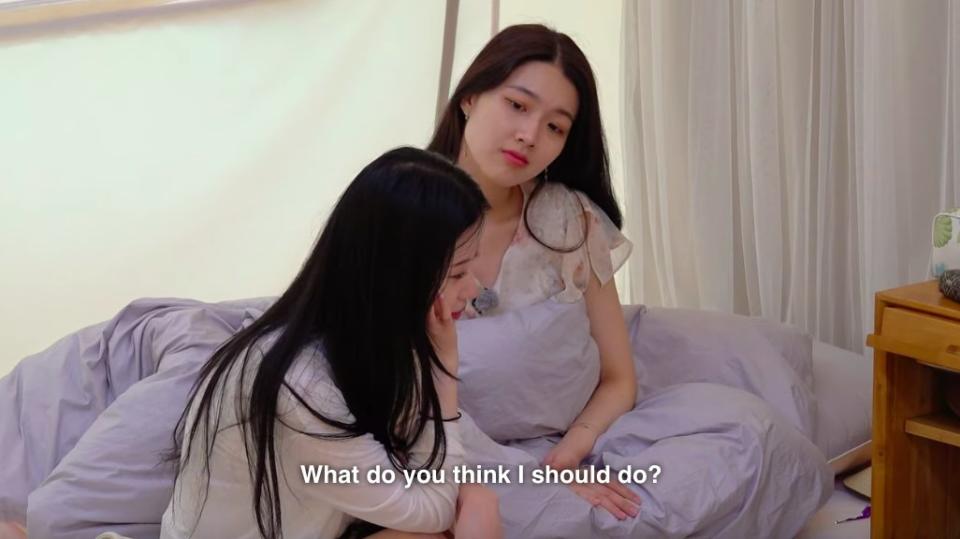 Min-ji says "What do you think I should do?"