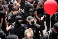 <p>Für die Demonstration waren 20.000 Menschen angemeldet. Während des Zuges ging die Polizei am Samstag allerdings von nur 4000 Teilnehmern aus, die Veranstalter sprachen von 6000. (Foto: Michael Kappeler/dpa)</p> 