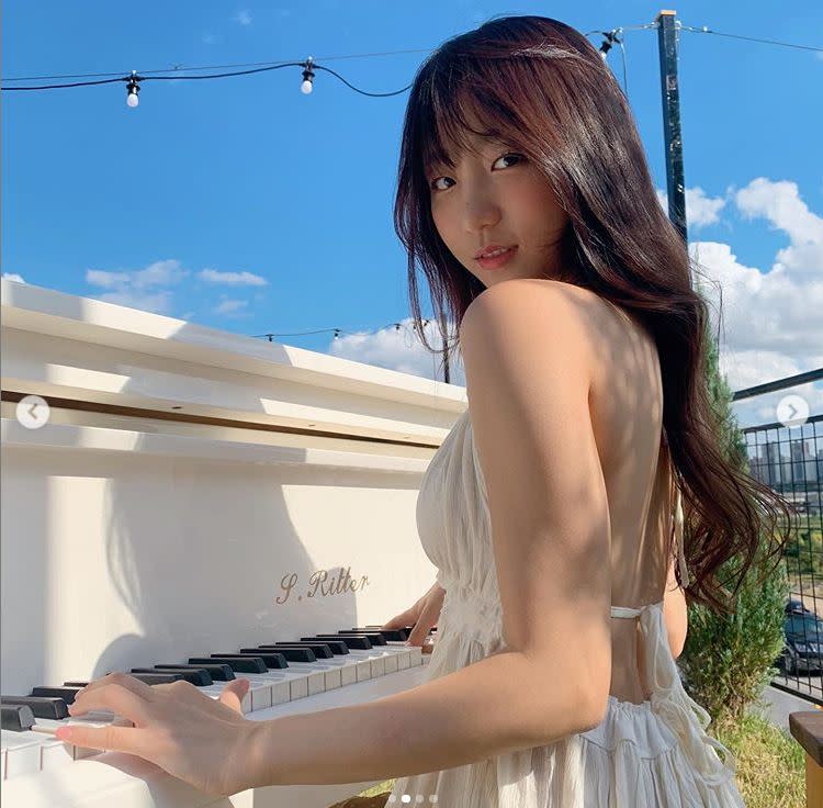 DJ Henney彈琴美圖。（圖／翻攝自pyoapple IG）