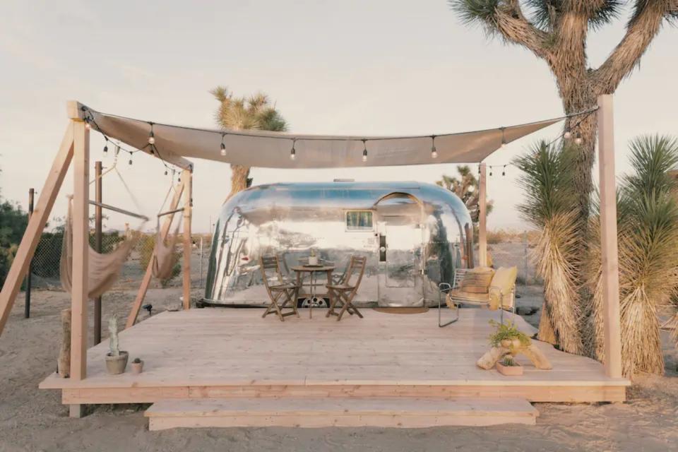 Esta es una de las habitaciones del Joshua Tree Acres. Sí, en este complejo situado en medio del desierto los huéspedes se alojan en caravanas. (Foto: <a href="http://www.airbnb.es/users/7859989/listings?_set_bev_on_new_domain=1602677606_O8ekiMkInoFCiDT7" rel="nofollow noopener" target="_blank" data-ylk="slk:Airbnb;elm:context_link;itc:0;sec:content-canvas" class="link ">Airbnb</a>).