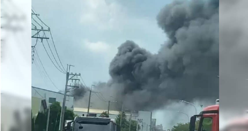 台南市永康區和平路一處工廠今（26日）發生大火。（圖／翻攝自記者爆料網）