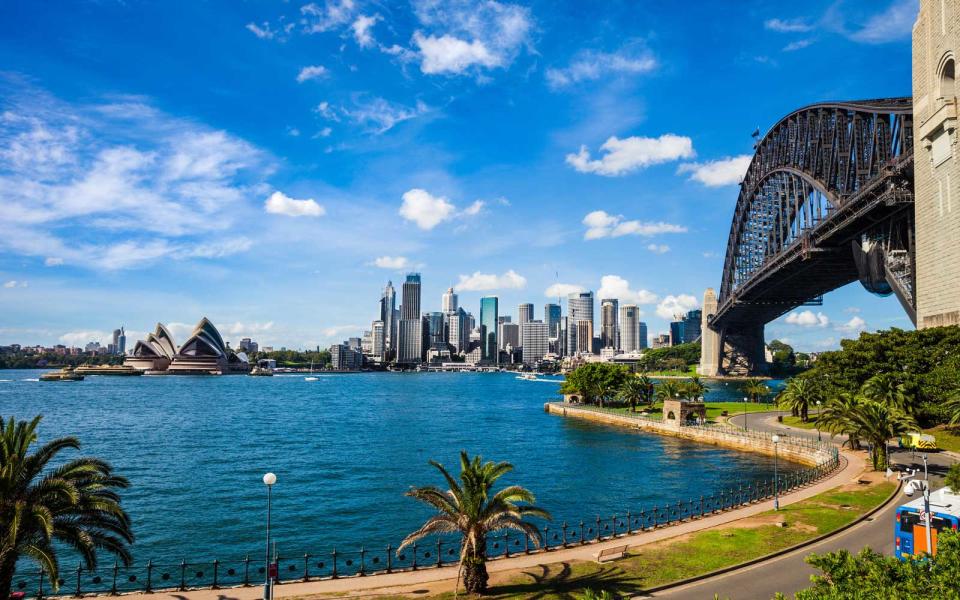 <p><strong>Australien</strong><br>Gastgewerbe: Trinkgeld ist nicht notwendig. Sie können 10 Australische Dollar geben, wenn der Service überragend war.<br>Taxis: Trinkgeld wird nicht erwartet.<br>Hotel: Geben Sie dem Portier ein Dollar Trinkgeld pro Gepäckstück.<br>(Travel + Leisure) </p>