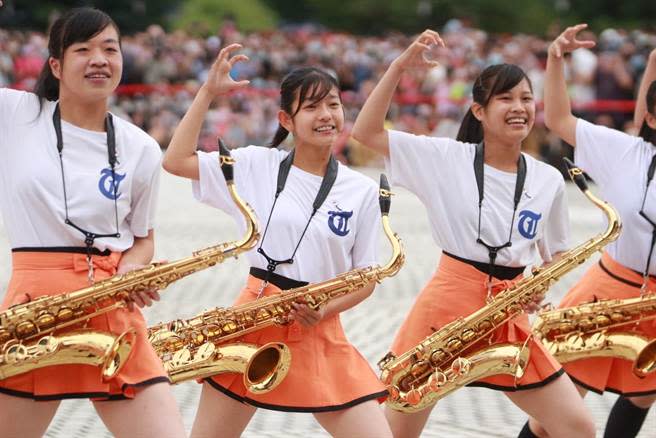 橘高校的表演特色為一邊演奏、一邊表演高難度動作。（葉家瑋攝）