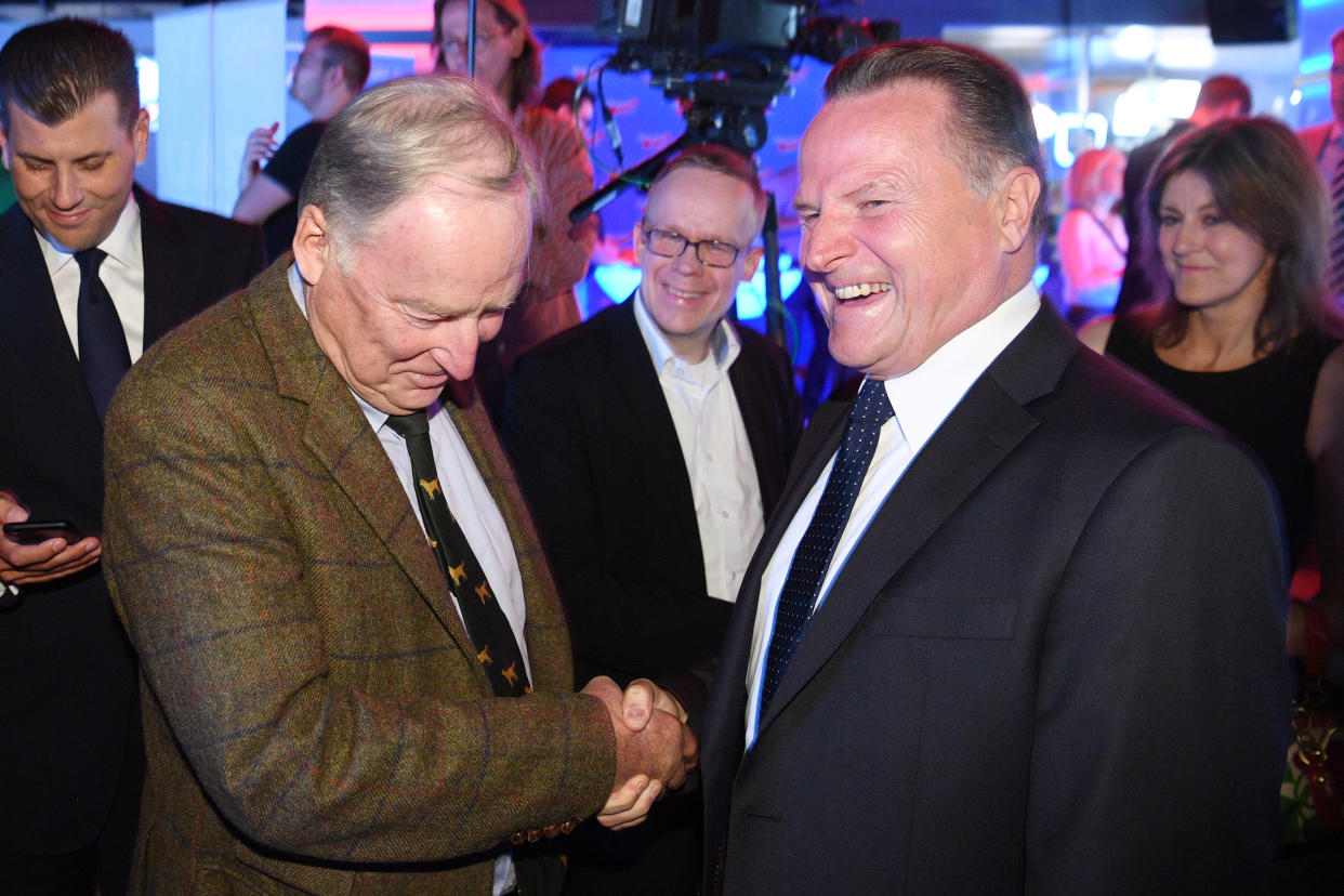 Georg Pazderski (r.) will den rechten AfD-Flügel um Alexander Gauland (l.) herausfordern (Bild: dpa)