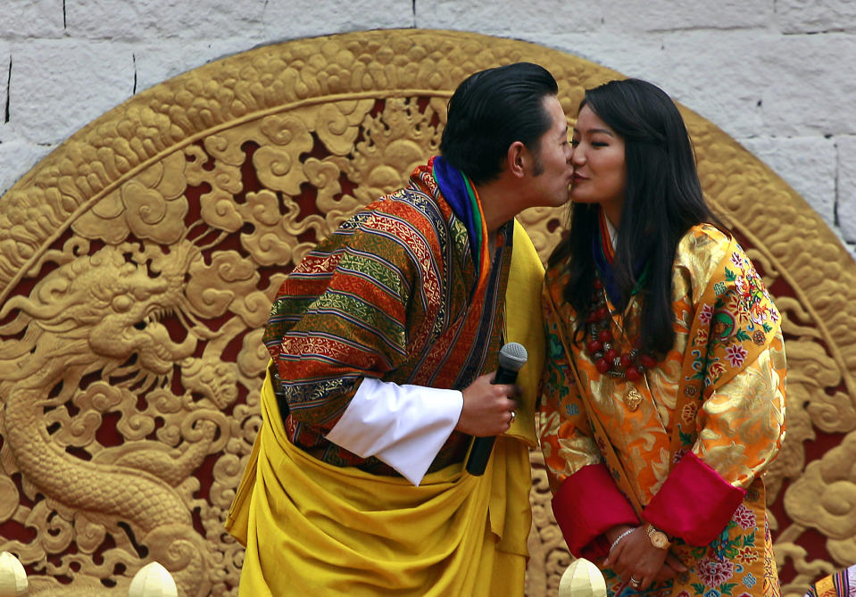 <p>In mehreren Zeremonien heiratete der König von Bhutan die Bürgerliche Jetsun Pema am 13. Oktober 2011. Bei den offiziellen Feierlichkeiten zwei Tage später gaben sich die beiden einen zaghaften Kuss auf den Mund. (Bild: ASSOCIATED PRESS/AP Photo) </p>