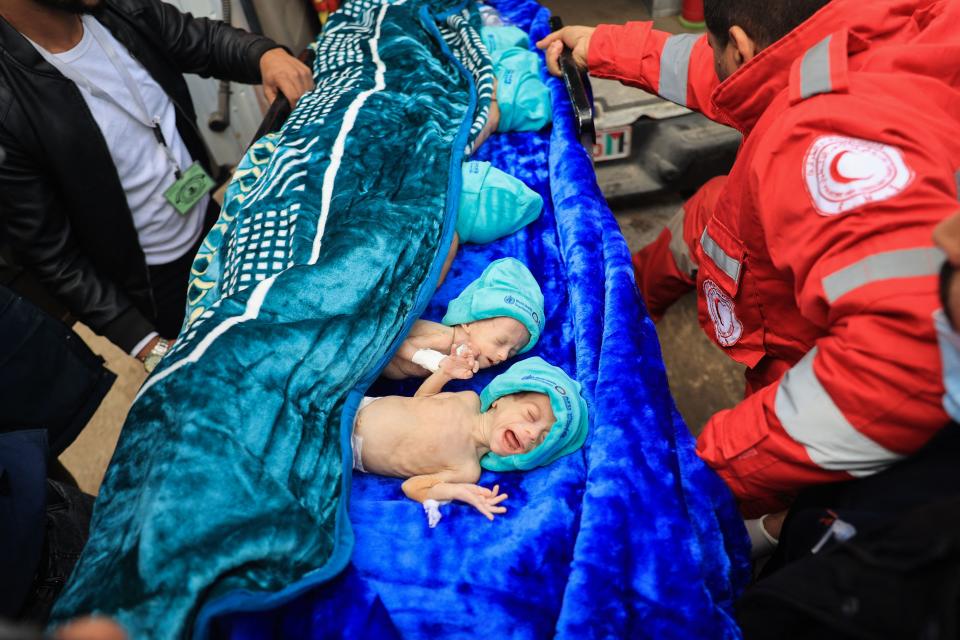 Los médicos palestinos preparando a los bebés para ser llevados a Egipto (SAID KHATIB/AFP via Getty Images)