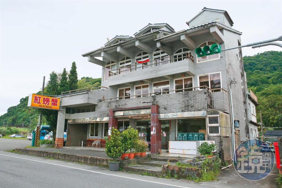 位在濱海公路旁的「紅螃蟹海鮮餐廳」，旁邊有免費停車場，十分方便。