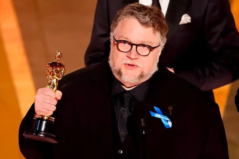 Guillermo del Toro acudió a los Premios Oscar 2023 con un listón azul