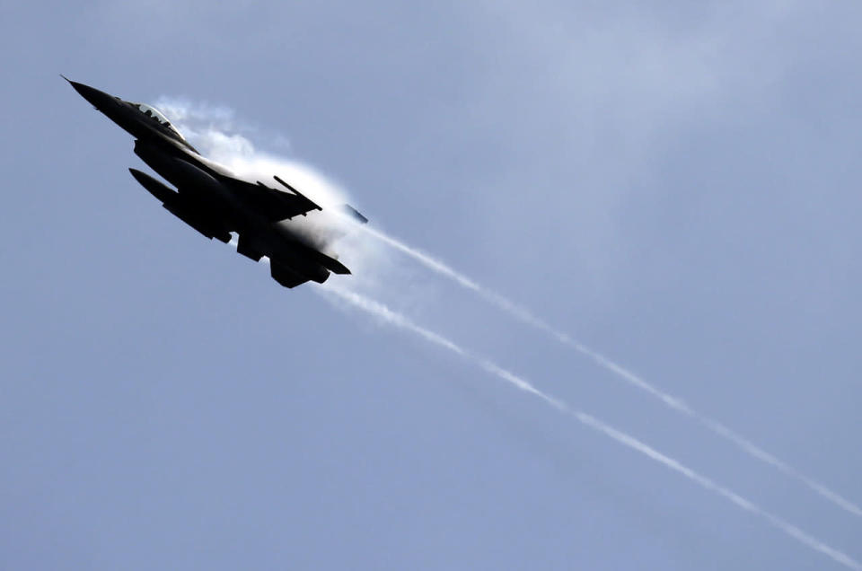 <p>Taiwan F-16 falcon fly past during the Han Kuang (Chinese Glory) 32nd military exercise in Pingtung County, Taiwan, Aug. 25, 2016. The live-fire drill, simulating an attack by China, is taking place in several areas in Taiwan and will last until August. (Photo: RITCHIE B. TONGO/EPA)</p>