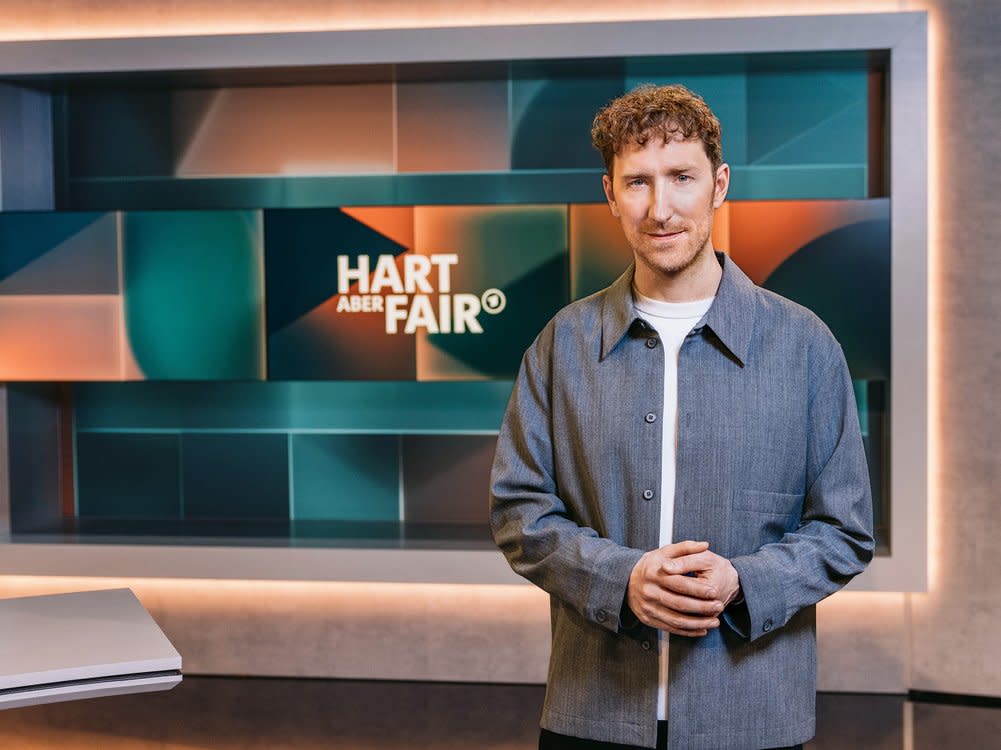 Louis Klamroth moderiert seit Anfang 2023 "hart aber fair". (Bild: WDR/Julia Sellmann)