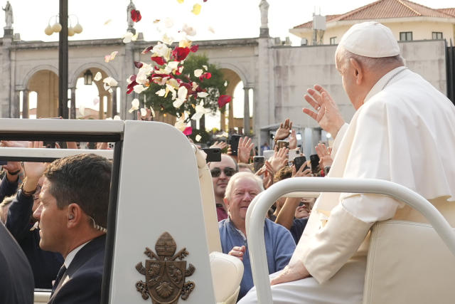 Pilgrims brave scorching heat for pope's vigil in Lisbon after