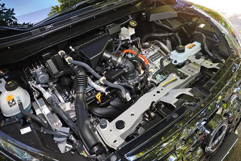 這具1.2升3缸NA汽油引擎主要是做為發電機之用，搭配與電動車相同的鋰電池與電動馬達技術，可提供136hp、28.5kgm的最大動力輸出。