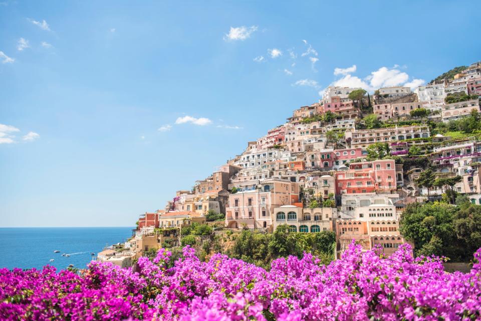 Die hügelige Landschaft sowie bunte Häuser zeichnen Positano aus. - Copyright: Getty Images