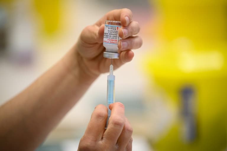 Dose du vaccin Moderna contre le Covid-19 dans un centre de vaccination à Ramsgate, au Royaume-Uni, le 16 décembre 2021 - Leon Neal © 2019 AFP
