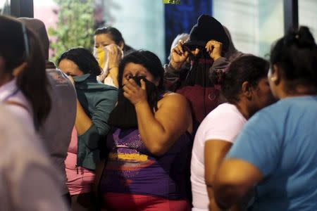 Relatives wait for news outside a prison where 14 members of the Barrio 18 group were killed in Quezaltepeque, El Salvador August 22, 2015. REUTERS/Jose Cabezas