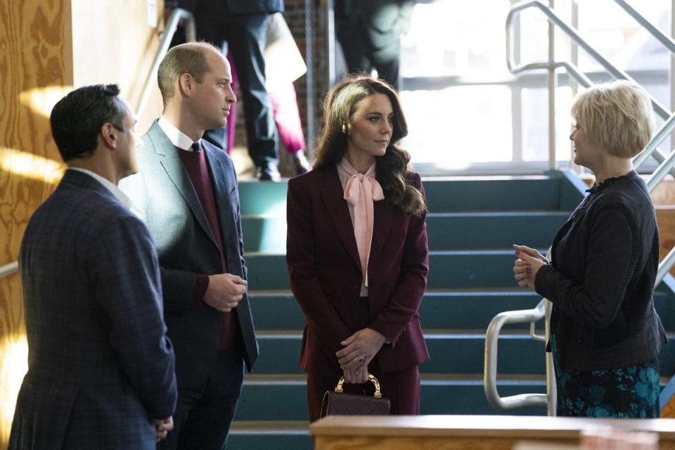 La princesse portait un costume Roland Mouret avec un chemisier à nœud et un sac à main Chanel le deuxième jour de leur voyage à Boston (PA)