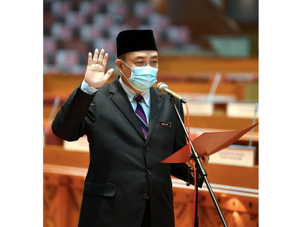 Sabah Chief Minister Datuk Seri Hajiji Noor takes his oath as Sulaman assemblyman at the Sabah State Assembly building in Kota Kinabalu October 27, 2020. — Bernama pic