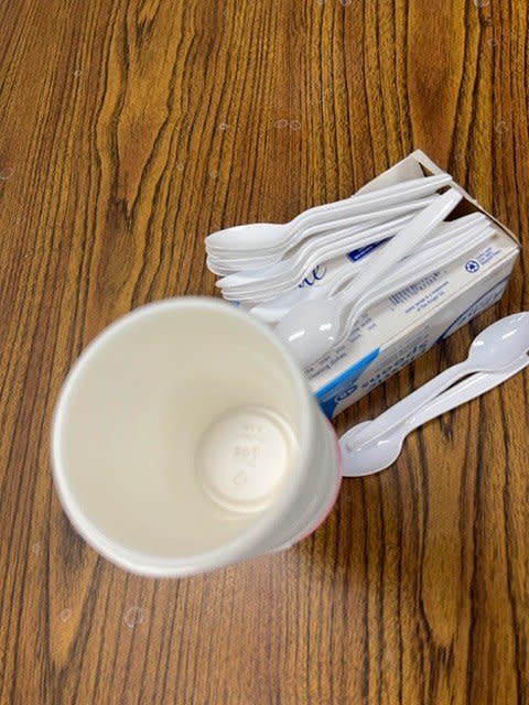 洛杉磯縣政委員會初步批准禁止食品服務業使用一次性的塑料品，比如塑膠湯匙、叉子和杯子等。（本報記者╱攝影）