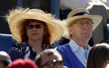 El actor estadounidense Gene Wilder (derecha) y su esposa Karen Boyer miran el juego entre Rafael Nadal de España y Mikhail Youzhny de Rusia durante el Abierto de Tenis de Estados Unidos en Nueva York, 1 de septiembre de 2010. REUTERS/Kevin Lamarque/Foto de archivo