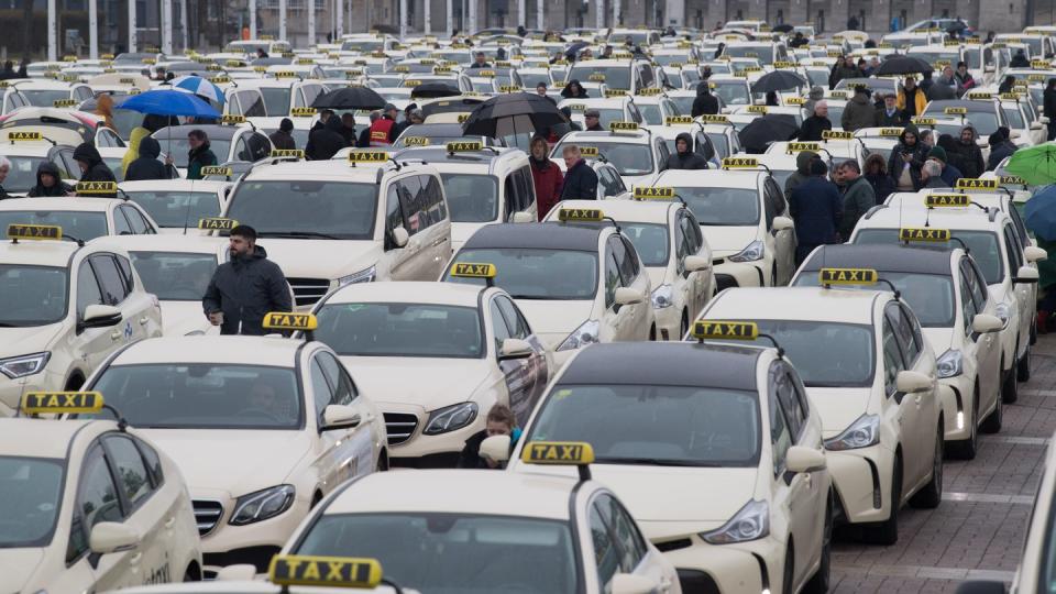 Die schwarz-rote Koalition will den Einstieg neuer Anbieter in den Taxi- und Fahrdienstmarkt erleichtern.