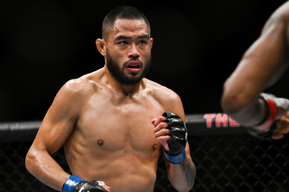 Jul 22, 2023; London, UNITED KINGDOM; Lerone Murphy (red gloves) fights Josh Culibao (blue gloves) during UFC Fight Night at O2 Arena. Mandatory Credit: Per Haljestam-USA TODAY Sports