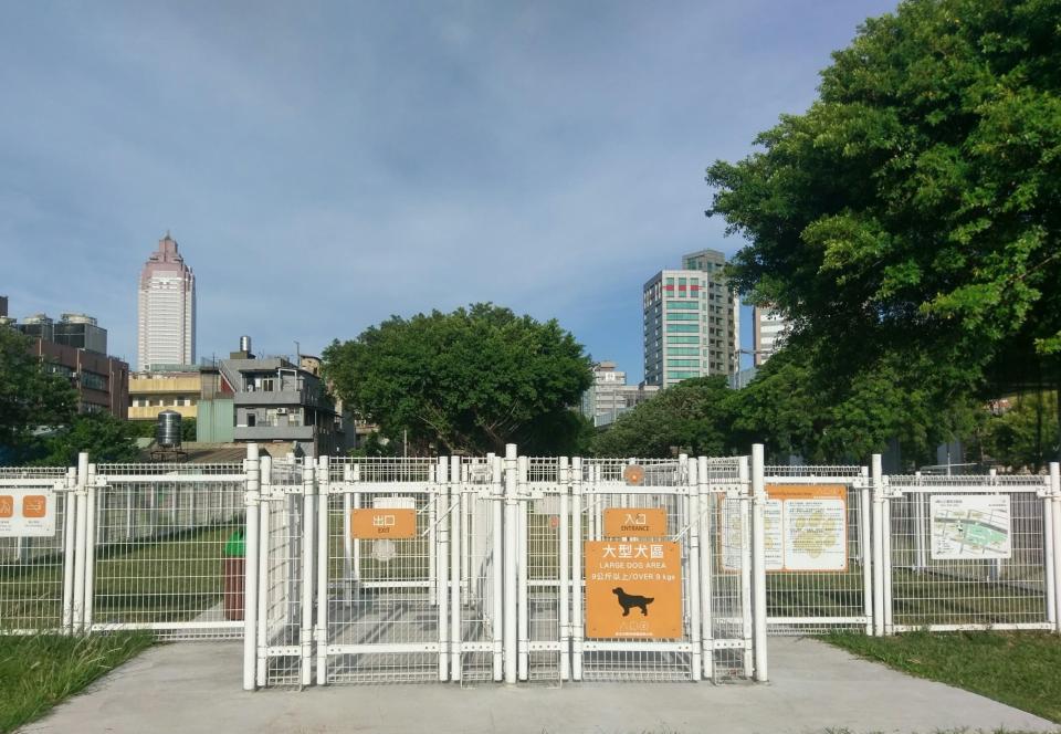 華山公園設立台北市首個狗活動區，讓犬隻能夠在都會區擺脫繫繩的束縛。圖/北市府產業發展局