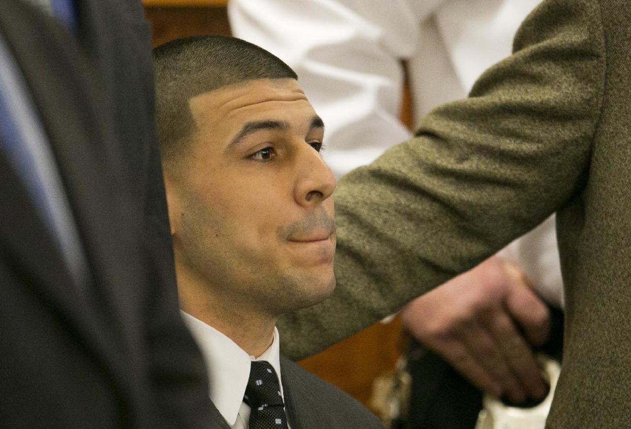 El ex jugador de los Patriots, Aaron Hernández, gesticula tras escuchar el veredicto de culpabilidad por el asesinato de Odin Lloyd, el miércoles, 15 de abril de 2015, en Fall River, Massachusetts. (Dominick Reuter/Pool Photo via AP)