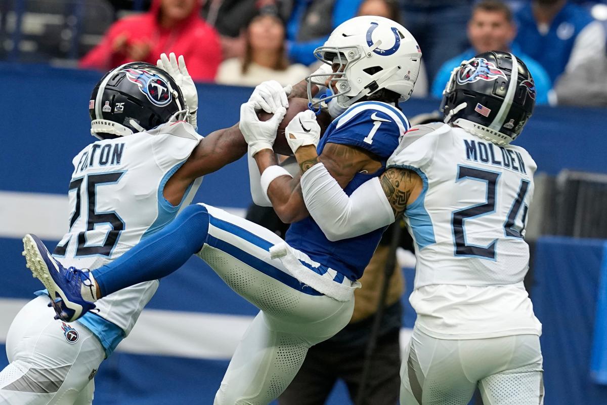 Indianapolis Colts cornerback Nick Harper (25) shares a joke with