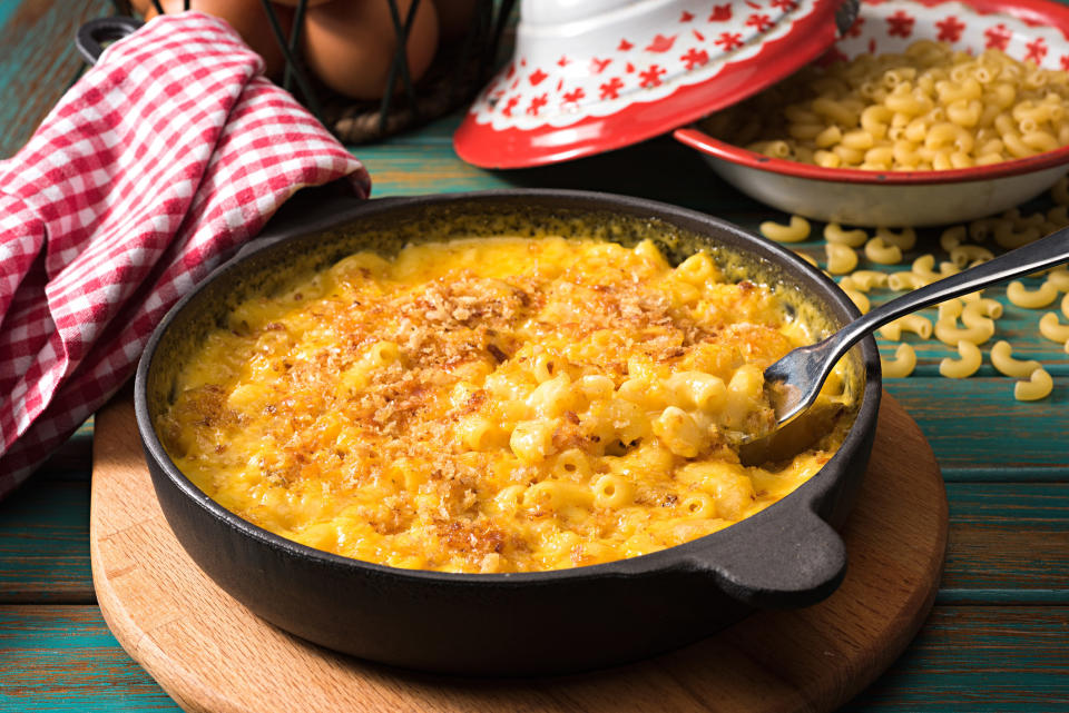 A skillet of mac and cheese.