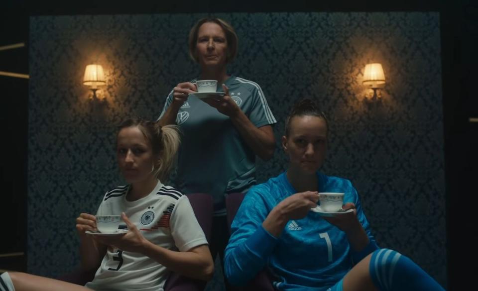 Setzt sich auch mal ironisch - aber immer mit guten Argumenten - für die Gleichberechtigung von Frauen im Fußball ein: Almuth Schult (rechts) in einem - mittlerweile fast schon legendären - Werbespot der DFB-Frauen, der klug mit Klischees rund um Frauen und Fußball spielte.  (Bild: Youtube / Commerzbank AG)