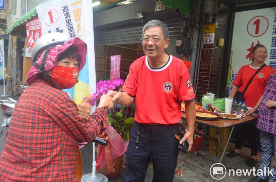 嘉義市過溝里里長補選，林桂洲勝出，接受支持者賀喜。   圖：蔡坤龍/攝