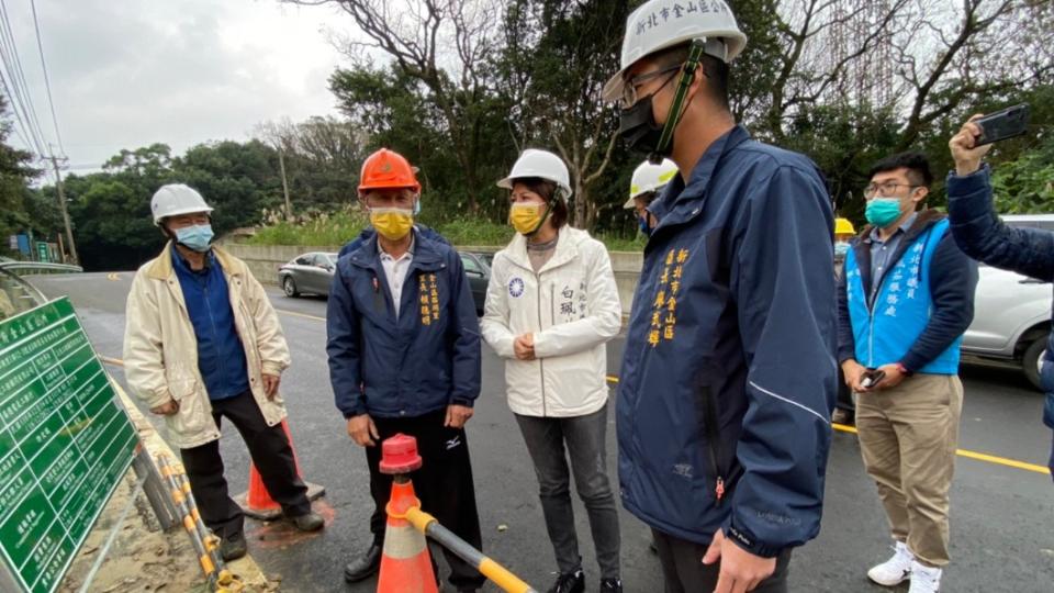 金山區長廖武輝及議員白珮茹現場會勘　（圖／金山區公所提供）