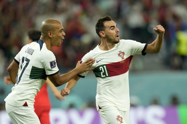 Ricardo Horta festeja con Joao Mario luego de anotar el único gol de Portugal ante Corea del Sur