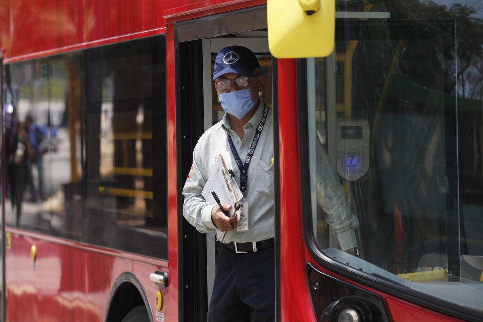 Un inspector que usa una máscara protectora como precaución contra la propagación del nuevo coronavirus verifica que un autobús esté limpio en la Ciudad de México, el lunes 27 de abril de 2020. (AP Foto/Marco Ugarte)