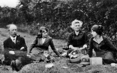 Norrie Bugler, who is thought to have provided Hardy with his inspiration for the character of Tess, with her family (L-R Arthur Bugler, Augusta (Norrie) Bugler, Augusta Bugler and Gertrude Bugler)